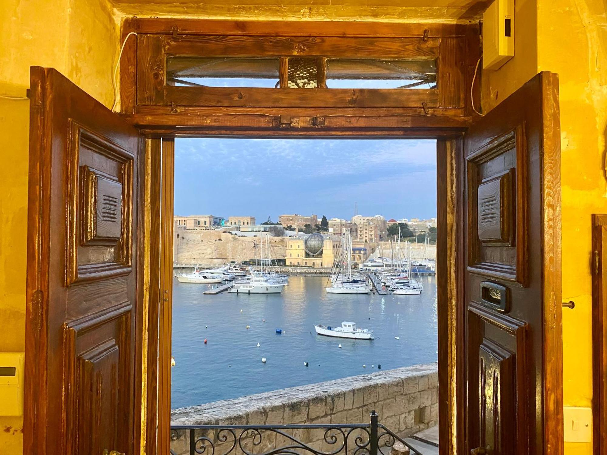 בירגו Blue Eye - Waterfront Home In A Scenic Location מראה חיצוני תמונה